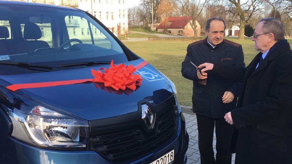 Bogusław Włodarczyk, starosta opatowski podczas przekazania samochodu w grudniu dla Warsztatu Terapii Zajęciowej przy Domu Pomocy Społecznej w Zochcinku. Do symbolicznego przecięcia wstęgi, starosta Włodarczyk wręcza nożyczki Andrzejowi Michalskiemu, dyrektorowi świętokrzyskiego oddziału Państwowego Funduszu Rehabilitacji Osób Niepełnosprawnych.